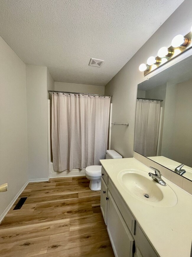Building Photo - 3 bedroom in Andover! Mowing included!