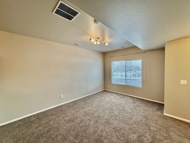 Building Photo - Amazing Views with this 3 bed, 2.5 bath Townhome