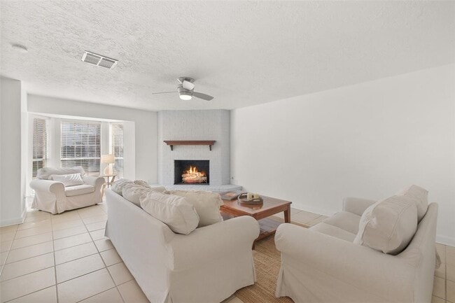 Building Photo - 3371 Continental Dr