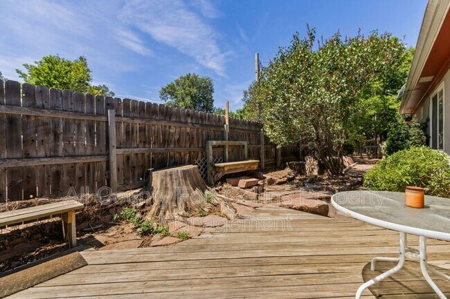 Building Photo - 817 E Laurel St