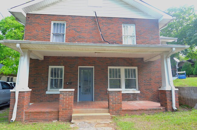 Primary Photo - 715 E 9th St