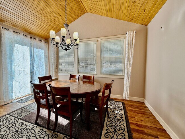 Building Photo - Gorgeous 4 Bedroom Home located in Gated Broadmoor Community