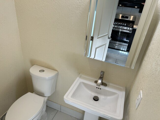Building Photo - Spacious Townhome in Desirable Fairfield Area