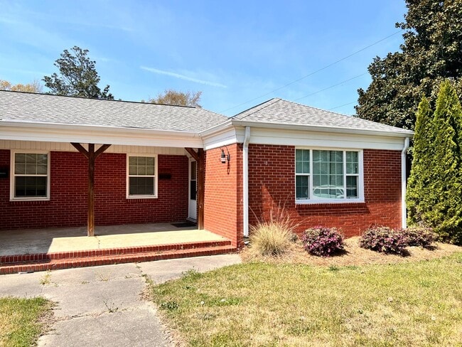 Building Photo - 807 N Ellis Ave