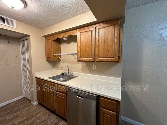 Building Photo - 11120 N Stratford Dr