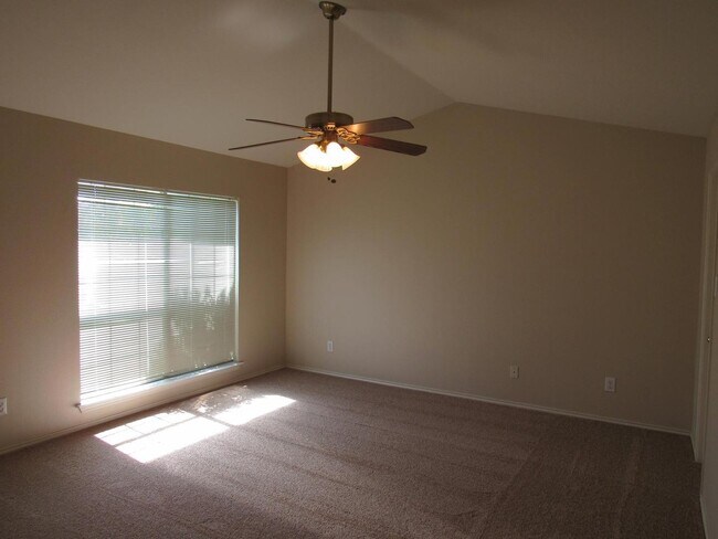 Building Photo - 3 - BEDROOM IN KNOLLCREEK