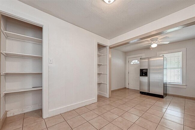 Building Photo - 7119 Farnsworth St