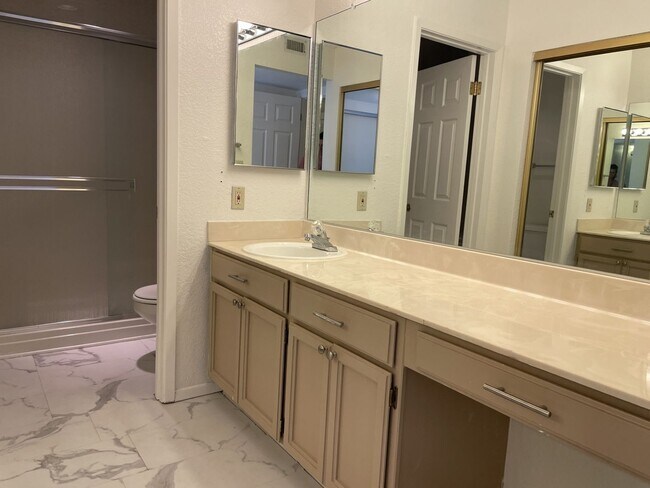 Building Photo - 2 Bedroom View Condo of Truckee River!