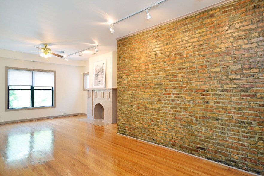 Living Room / Dining Room - 952 W Windsor Ave