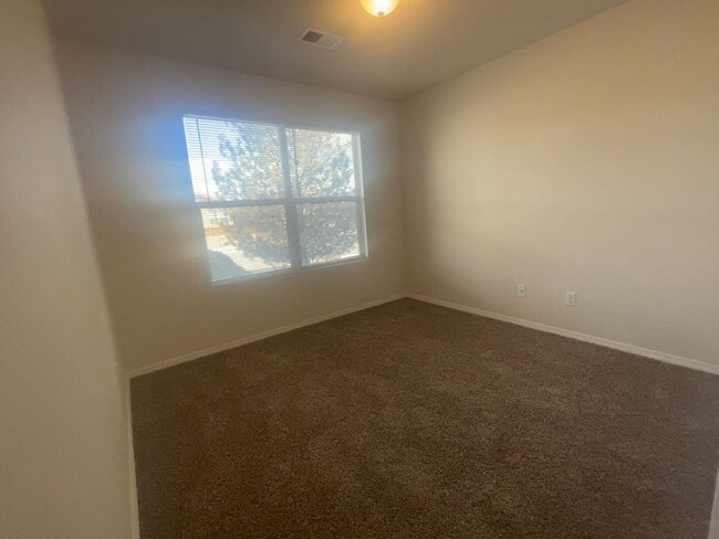 Building Photo - 4 bed 2 bath home in Huning Ranch.