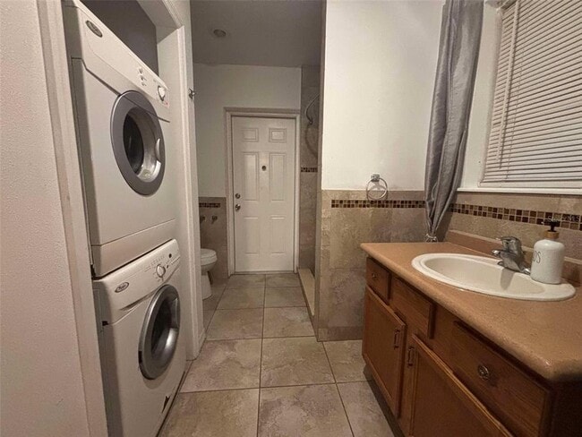 Building Photo - 1111 Pinar Dr