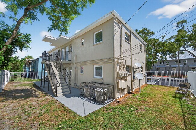 Building Photo - Updated 2 bedroom St. Pete Apartment with Modern Finishes, Private Porch & Utilities Included