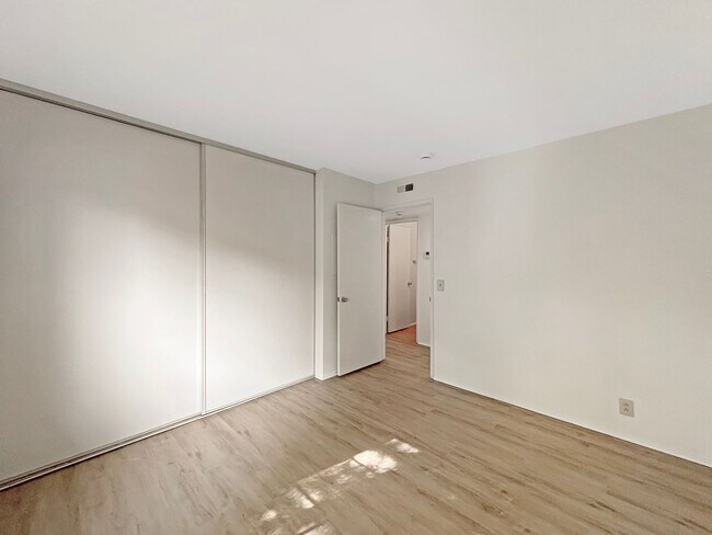 Building Photo - Charming 2BD/2BA Condo in La Jolla Village...