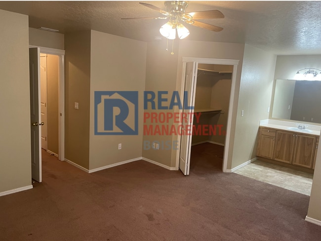 Building Photo - Move In Ready 3 Bedroom Single-Family Home...