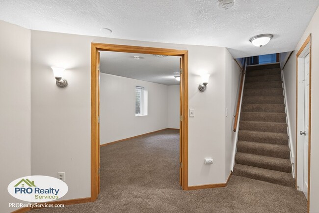 Building Photo - 3 Bedroom Home in Shakopee