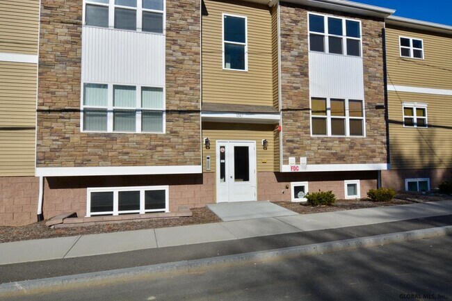 Primary Photo - 1047 Broadway
