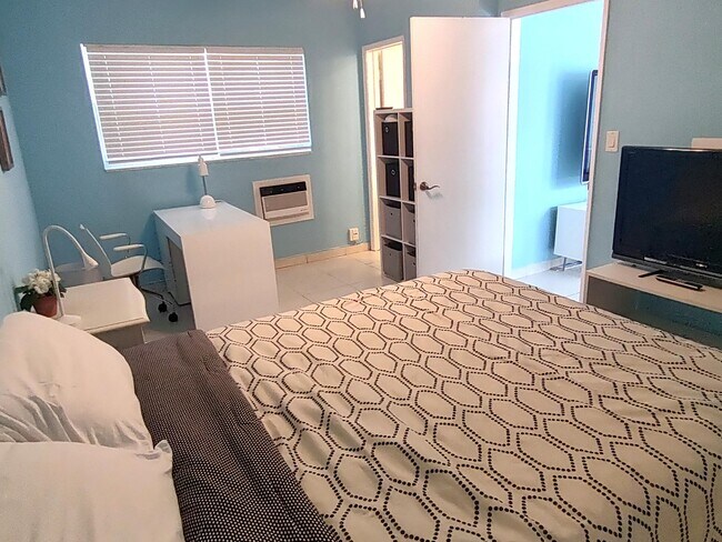 Building Photo - 3240 NE 16th St