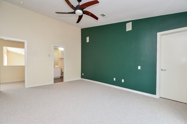Building Photo - 824 Robin St