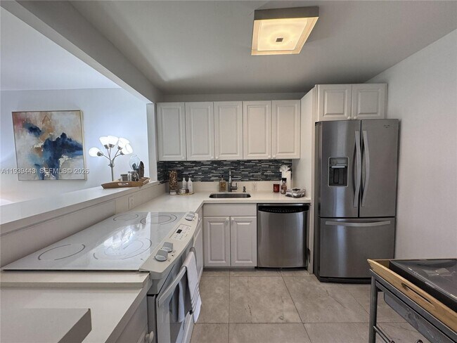 Building Photo - 3301 N Country Club Dr