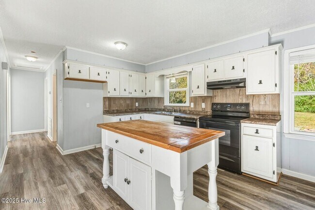 Building Photo - Updated 3 Bedroom Off Of Gumbranch