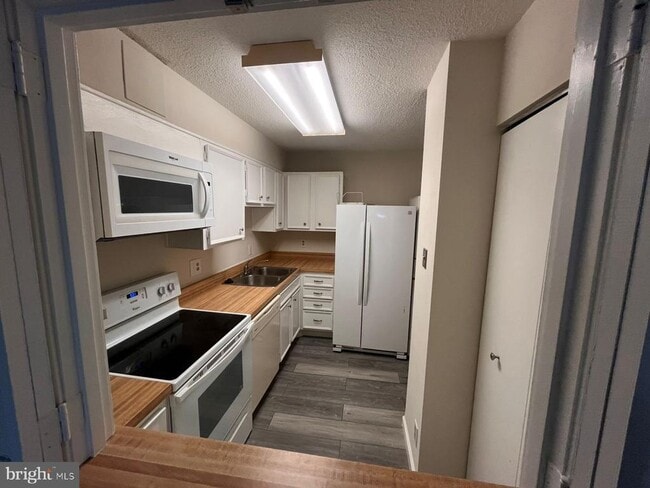 Building Photo - 5903 Mt Eagle Dr