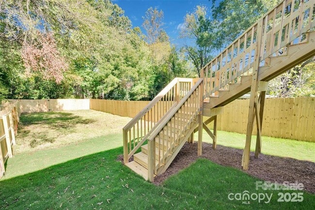 Building Photo - 5615 Lantana Ave