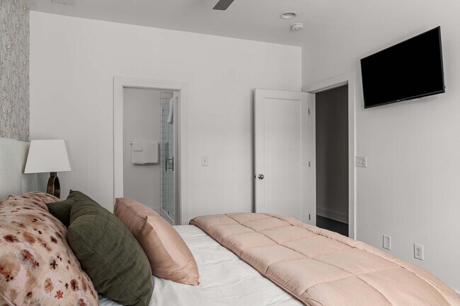 Building Photo - 1015D 12th Ave S