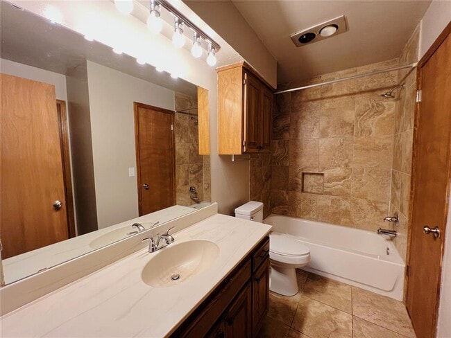 Building Photo - 213 Woodbridge Cir