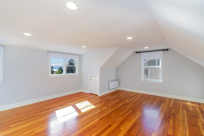 Building Photo - 5Bd/2.5Ba Seattle House