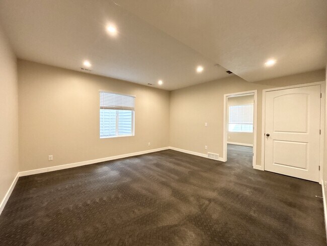 Building Photo - 2676 N Heston Park