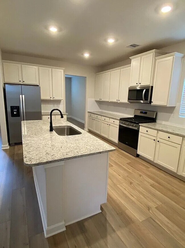 Building Photo - 2925 Floating Barque Dr