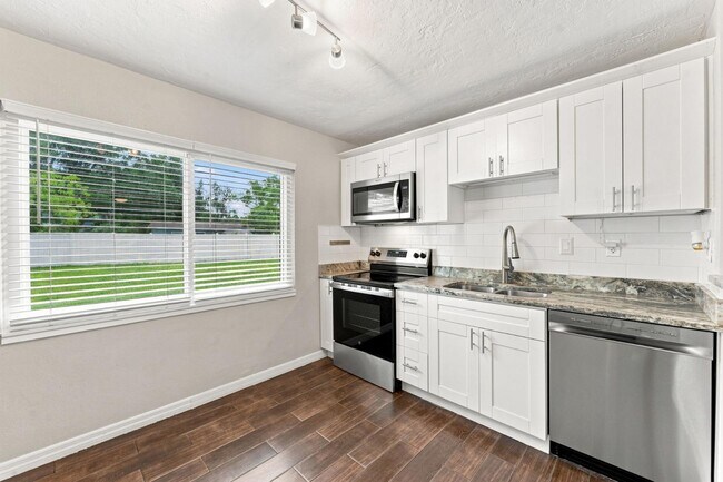 Building Photo - 7235 Orpine Dr N