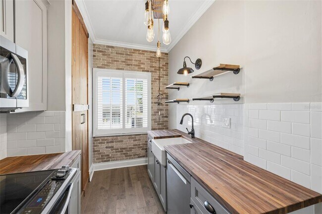 Building Photo - 2117 W Dekle Ave