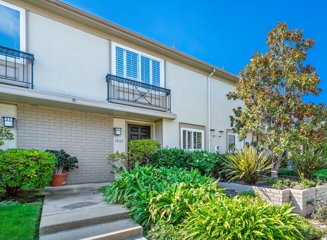 Building Photo - Newport Beach Townhome
