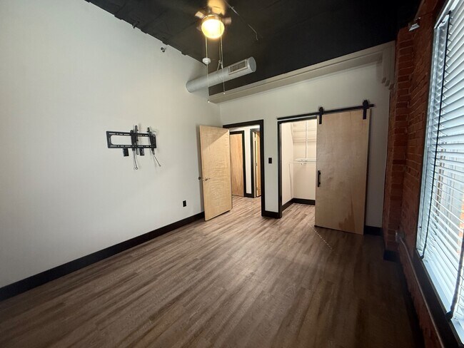 Building Photo - 313 Cherokee St