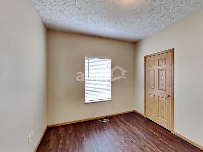 Building Photo - 1468 E Quail Run Dr