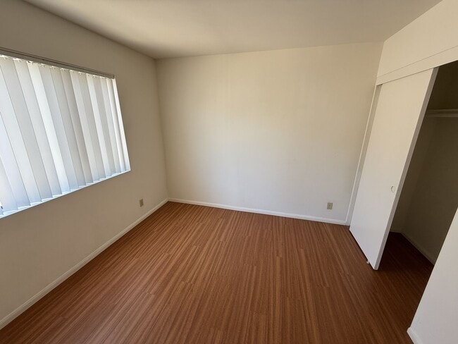 Building Photo - Spacious and light-filled 3-bedroom, 2.5-b...