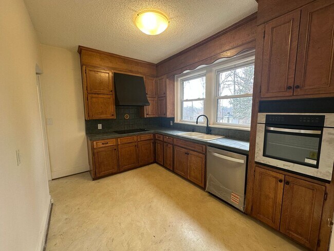 Building Photo - House in Bedford with Lot of Outdoor Space.