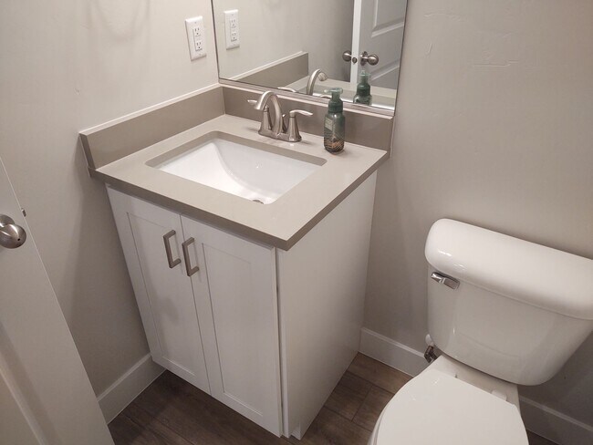 Building Photo - 1 Bedroom + Den 1.5 bath 2 Car Garage VIEWS & VIEWS!
