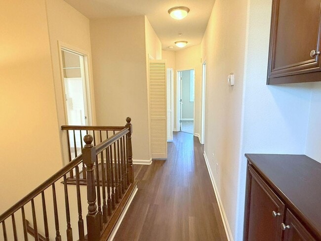 Building Photo - Modern End Unit Townhouse In Great Dublin ...