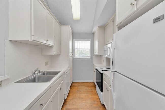 Building Photo - 2347 Sheridan St
