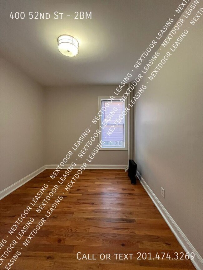 Building Photo - 400 52nd St