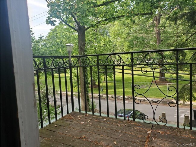 Building Photo - 568 W 261st St