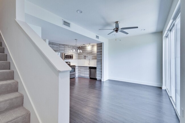 Building Photo - 604 N Bluff Dr