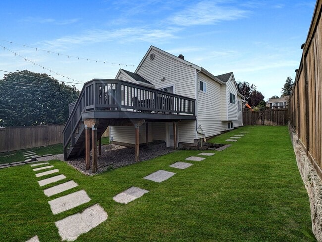 Building Photo - Elegant 3-Bedroom Home with Exceptional Craftsmanship in West Seattle