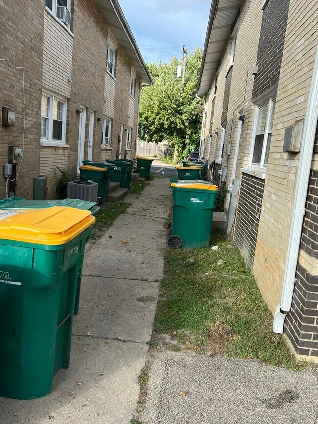 Building Photo - 2204 Hebron Ave