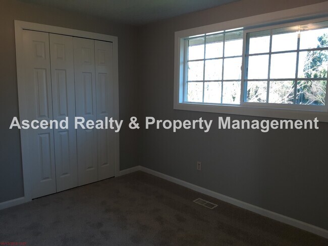 Building Photo - 4 Bed on Cul de Sac, Fenced Yard, Quick Access to Schools, Outlet Mall, Troutdale Station Food Ca...