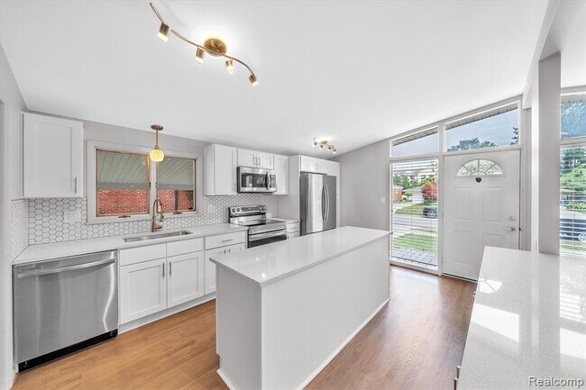 Building Photo - 229 Redwood Dr