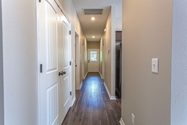 Building Photo - 3 Bed 3 Bath Home