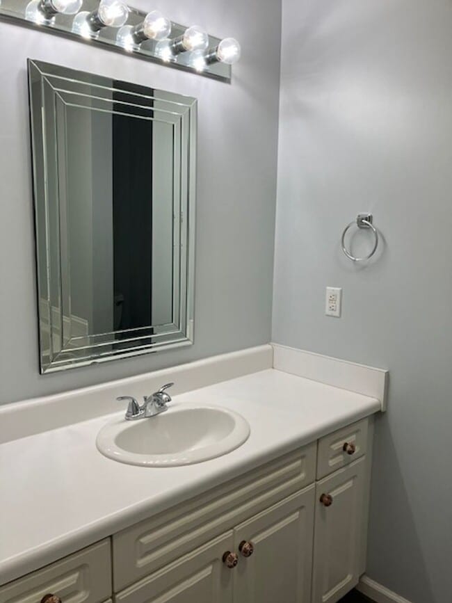 Building Photo - 904 Litchfield Way